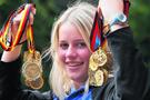 Talentierte Nachwuchsboßlerin: Anke </b>Klöppe</b>r zeigt einige ihrer zahlreichen Medaillen, die sie mit dem Boßeln gewonnen hat. Die Jugendliche möchte zur Europameisterschaft 2008 in Irland.