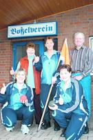 Stolz blicken zwei Boßler-Generationen aus </b>Großoldendorf</b> auf eine gelungene Saison zurück (stehend, von links): </b>Trientje</b> Meyer, Rita </b>Röben,</b> Werner Meyer, (hockend, von links) Sylvia Meyer und Hermine Hellmers.